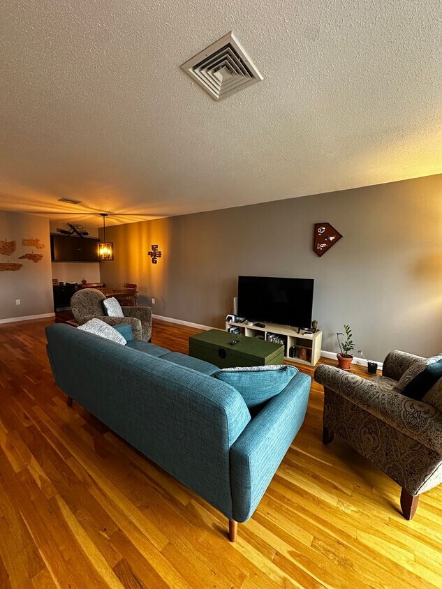 Foto principal - Spacious 2-Bed, 2-Bath Condo with 2 Parkin...