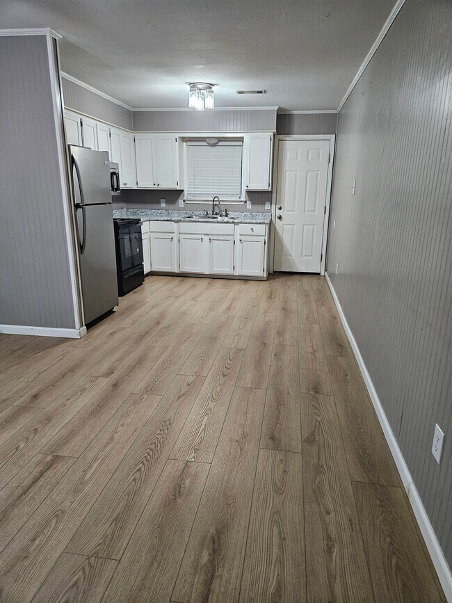 Foto del edificio - 24 Linder Rd