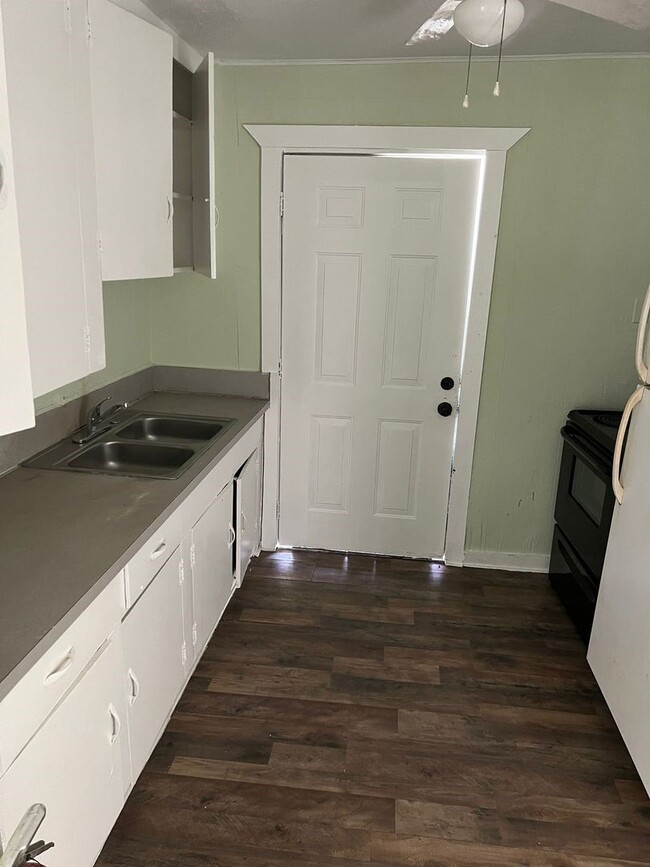 Building Photo - 527 W 8th St