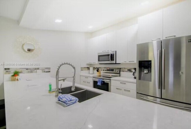 Foto del edificio - 2421 NE 25th Pl