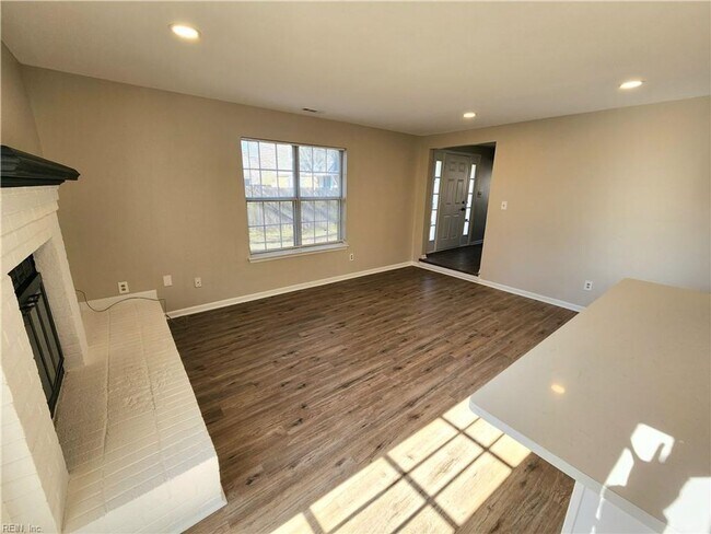 Building Photo - Beautifully renovated end-unit townhouse located in Central Virginia Beach