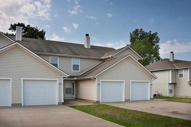 Building Photo - 910 Garden Dr