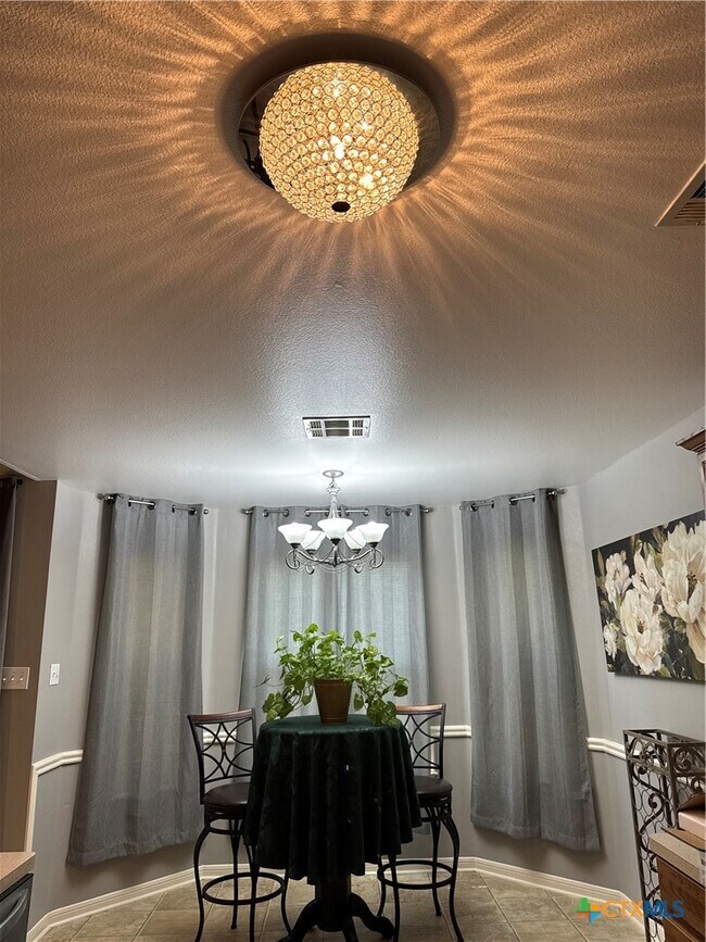 Foto del edificio - 5704 Meadow Wood Dr