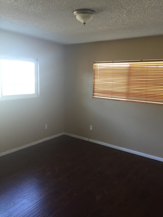 Sala - 16531 Vine St