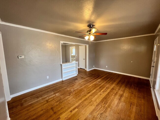 Foto del edificio - Charming 3-Bedroom Home with Vintage Pink ...