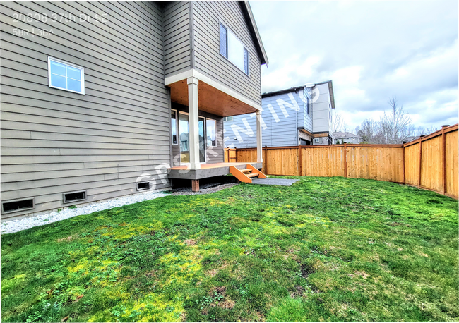 Building Photo - Luxury 4 bedroom Single Family Home in des...