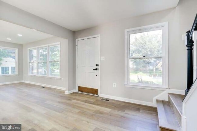 Foto del edificio - 3520 Golden Hill Dr