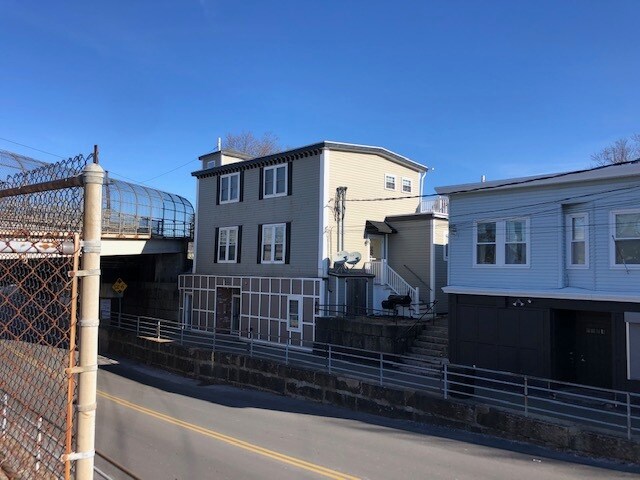 Vista frontal - 215 Burrill St