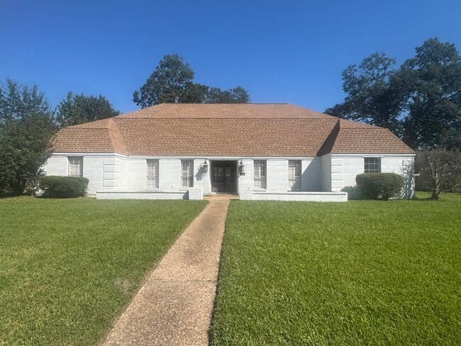 Building Photo - 2700 Country Club Dr