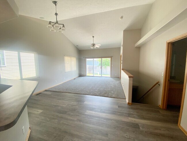 Foto del edificio - 3 Bedroom and 3 Bathroom Duplex. Available...