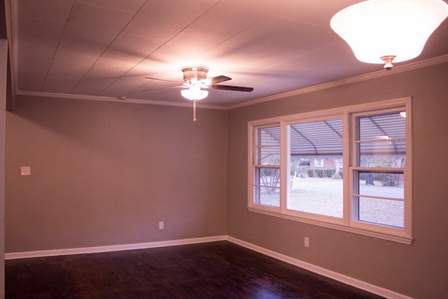 Building Photo - 104 Pinecone Dr