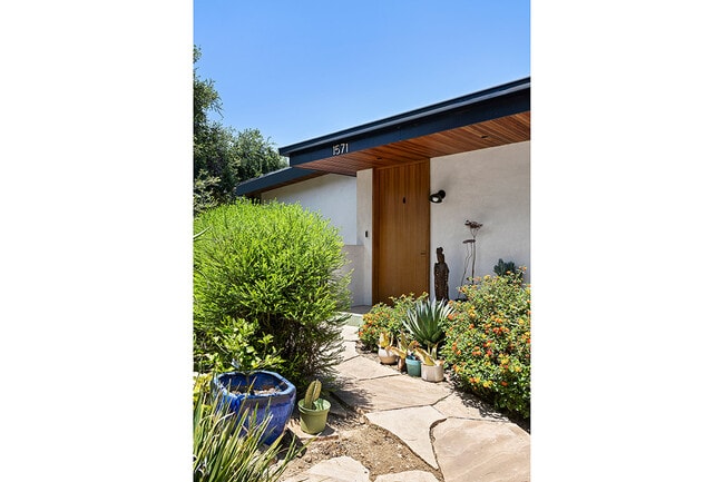 Building Photo - 1571 Wildwood Dr