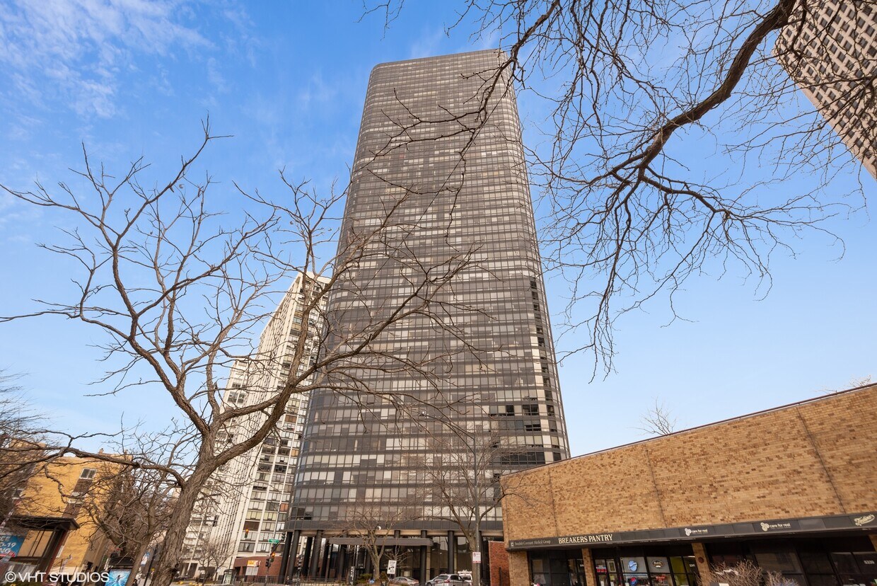 Foto principal - 5415 N Sheridan Rd