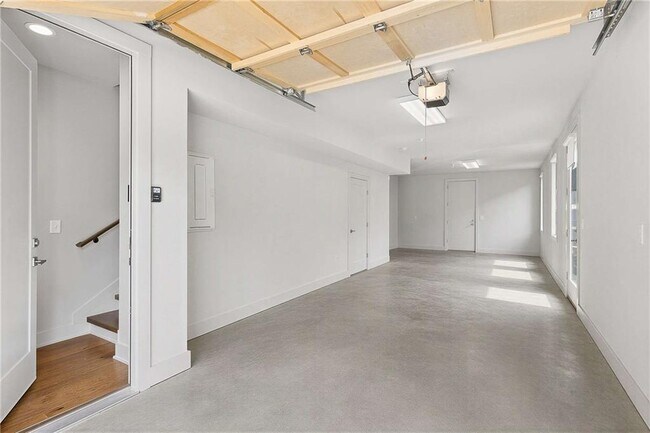Building Photo - 102 Cityview Ct NE