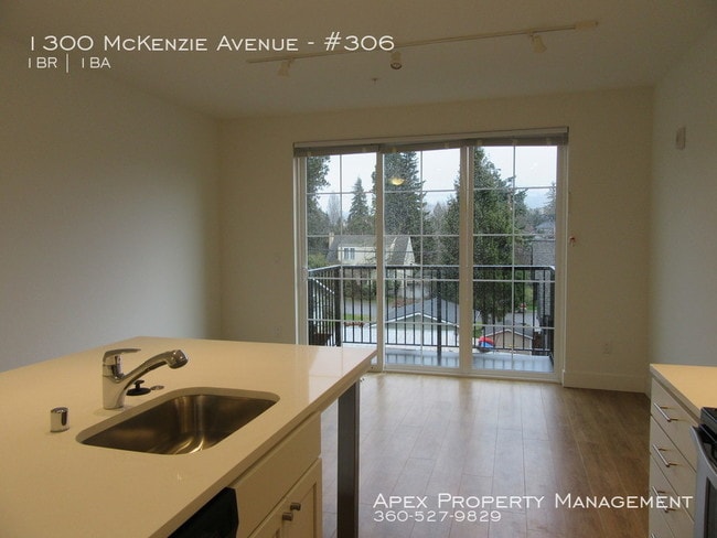 Building Photo - 1300 McKenzie Ave