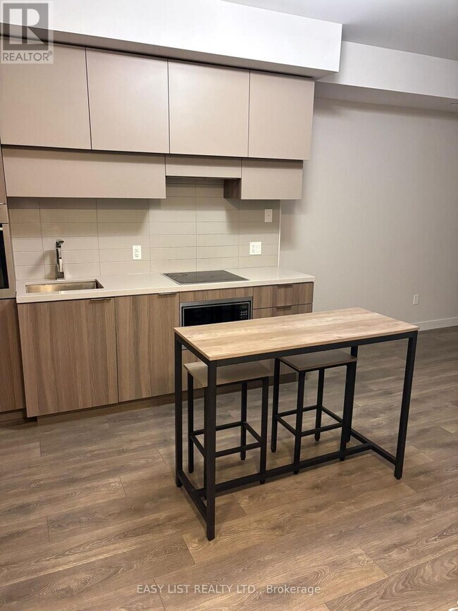 Photo du bâtiment - 8 Eglinton Ave E