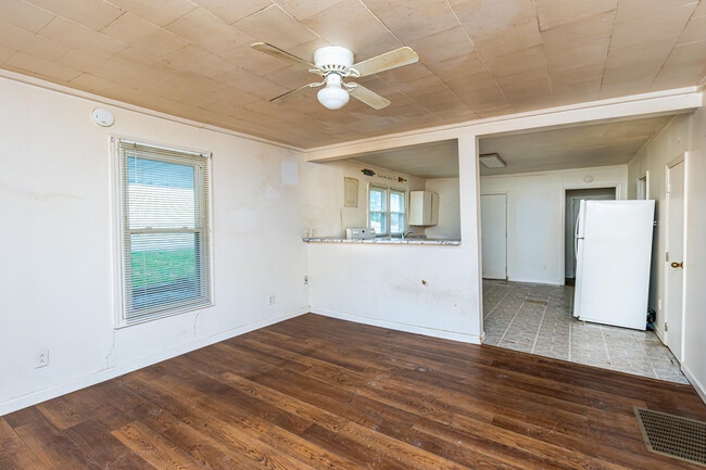 Building Photo - 212 Montgomery Ave