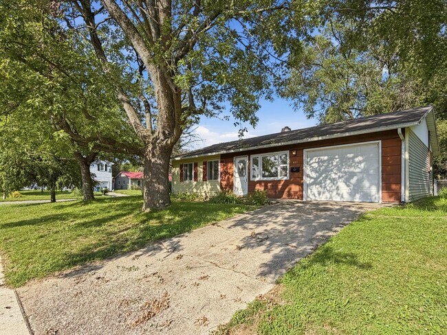 Foto del edificio - 836 Eastmont Dr