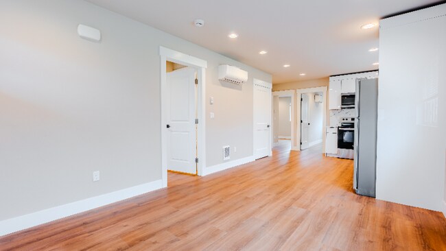 Building Photo - 2106 Oakes Ave