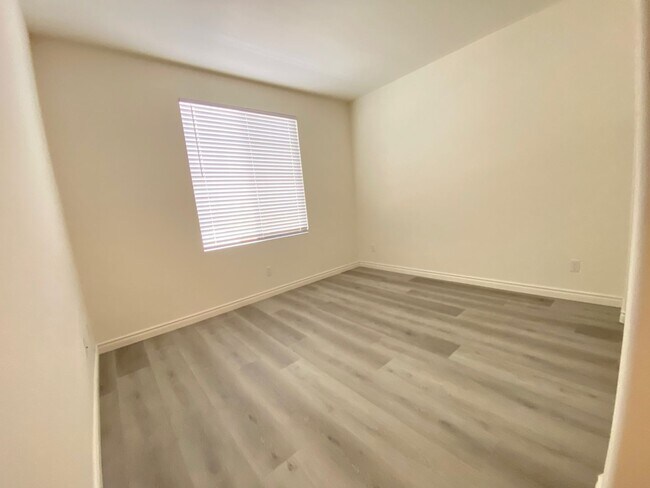 Building Photo - Great location in Colton!  Newer built, do...