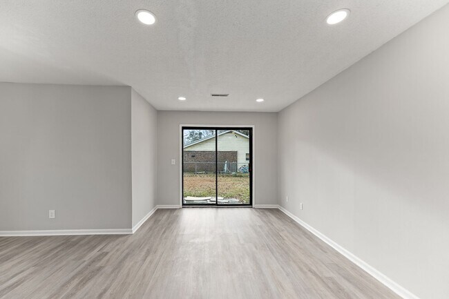 Foto del edificio - 165 Hummingbird Ave