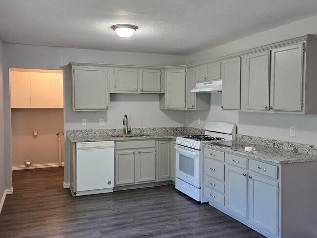 Building Photo - **MOVE IN SPECIAL--$500 RENT CREDIT FOR 2N...