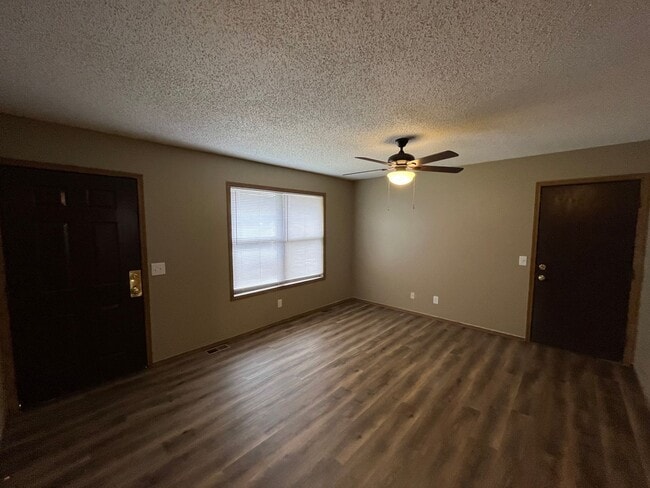 Building Photo - Updated 2 bed 1 bath with garage!