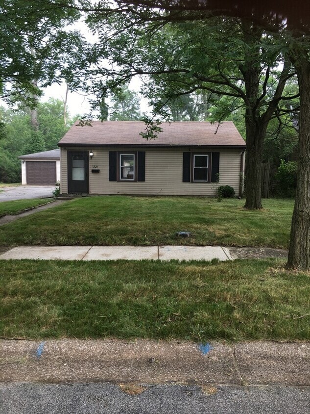 Primary Photo - 1321 Dakota St