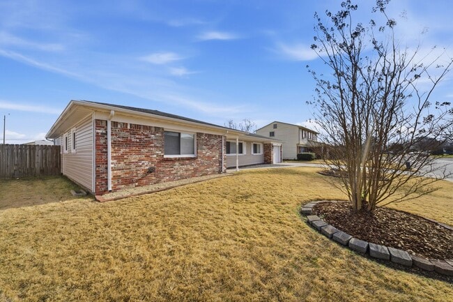 Building Photo - Spacious 4 bedroom/2 Bath Ranch Style Home