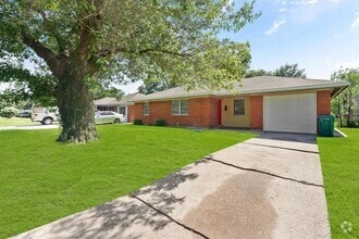 Building Photo - 2206 Hickory Ln