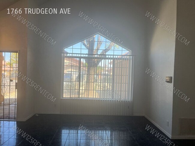 Foto del edificio - 1766 Trudgeon Ave