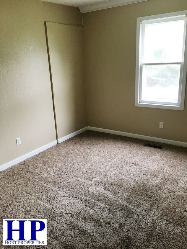 30 C St Unit Upstairs, Charleston, IL 61920 Room for Rent in