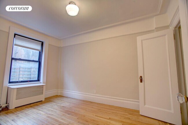 Building Photo - 158 W 81st St