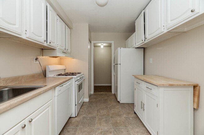 Building Photo - Looking for a 2 bedroom (1 bed w Den/addit...