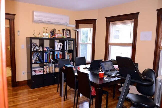 Building Photo - 7 Sunset St