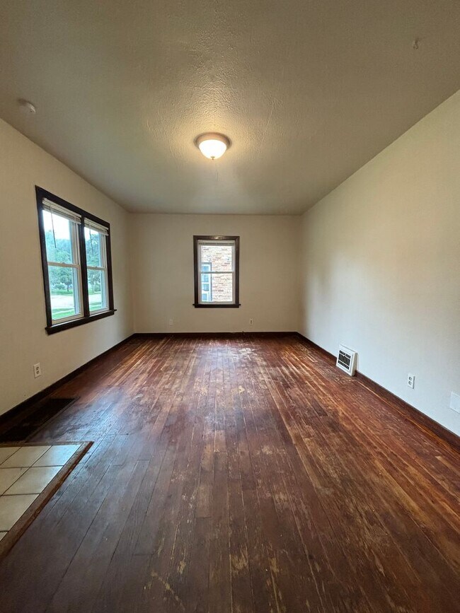 Building Photo - Charming 2 Bedroom 1 Bath Single Family Ho...
