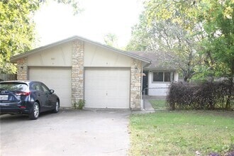 Building Photo - 807 Plumpton Dr