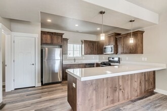 Building Photo - 913 S Aspen Pl