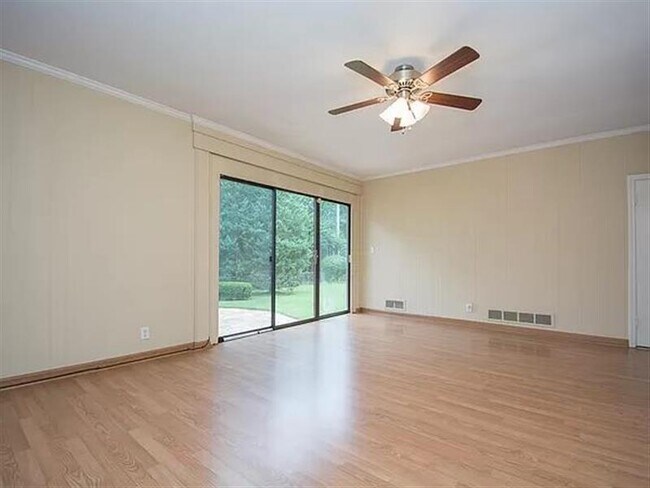 Building Photo - Bright home for you
