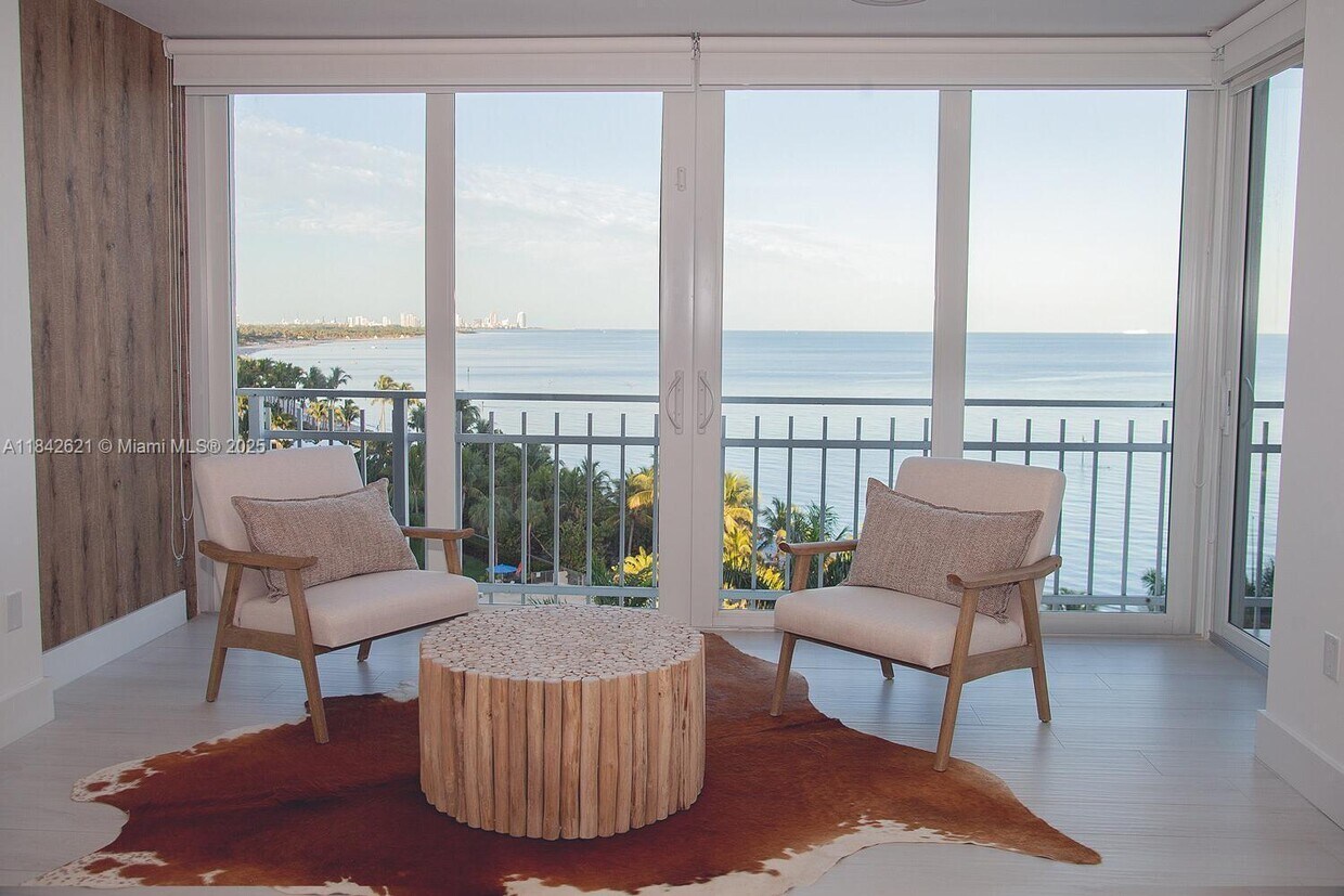 Foto principal - 600 Grapetree Dr