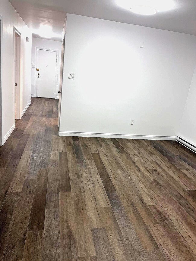 Building Photo - 7489 Av De Châteaubriand