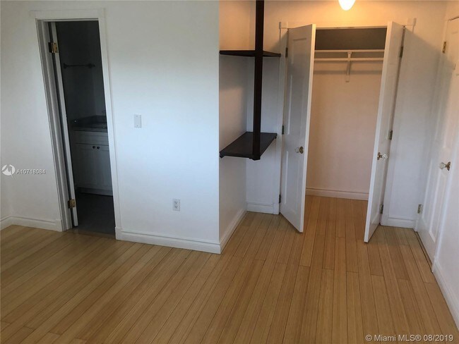 Foto del edificio - 2539 S Bayshore Dr