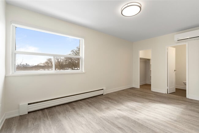 Photo du bâtiment - 2440 Queen Street East