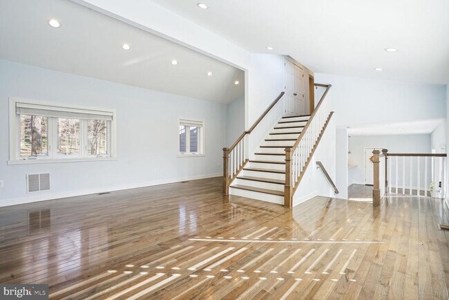 Building Photo - 6322 Beachway Dr