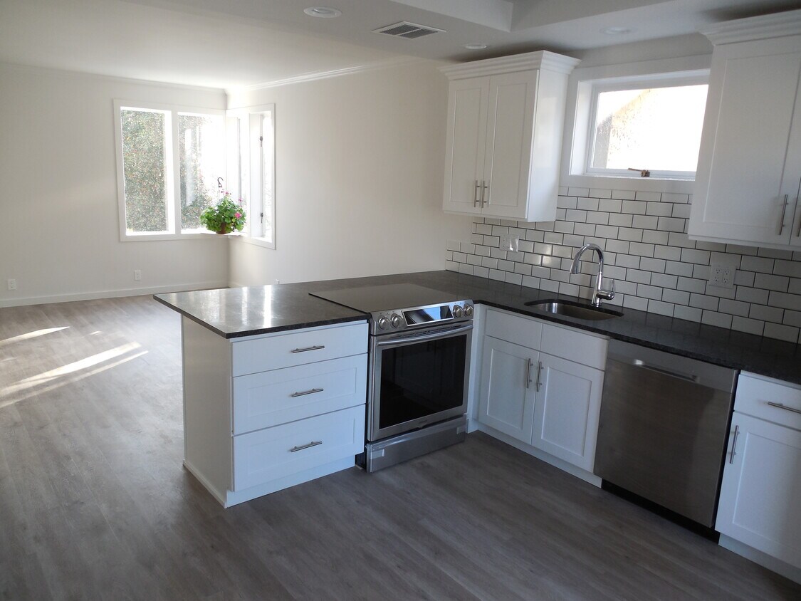 Granite counters - 1415 2nd Ave N
