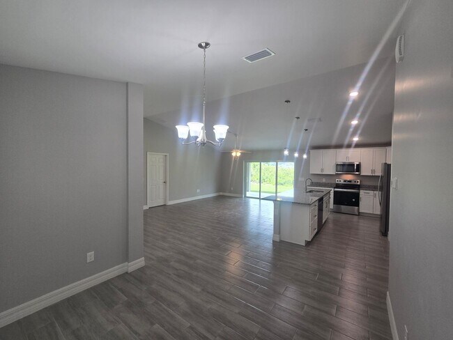 Foto del edificio - MUST SEE-CUSTOM BUILT-LARGE NEWER CONSTRUT...