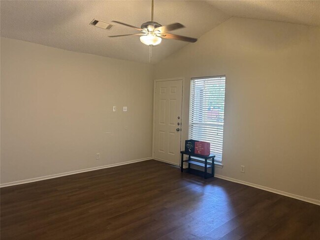 Foto del edificio - 8806 Pineridge Dr