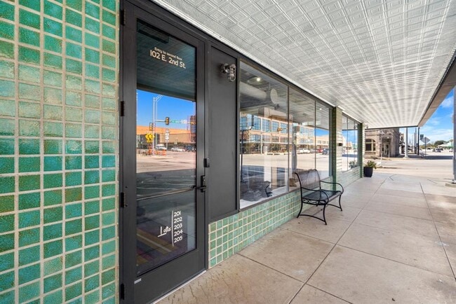 Building Photo - 102 E 2nd St