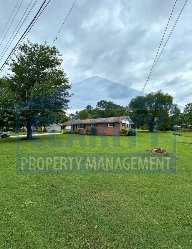 Foto principal - Updated ranch-style home in great neighbor...