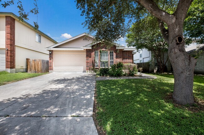 Foto del edificio - 5016 Crestwood Hill Dr